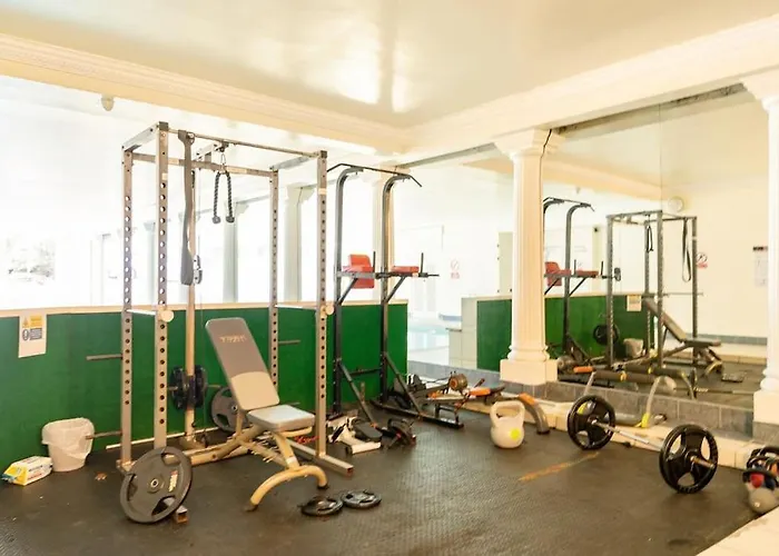 Central, Bright 2 Bed Flat - Pool & Sauna