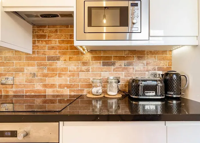 Central, Bright 2 Bed Flat - Pool & Sauna