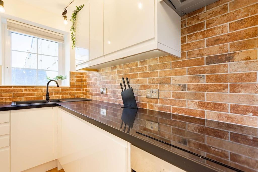 Central, Bright 2 Bed Flat - Pool & Sauna Apartamento *