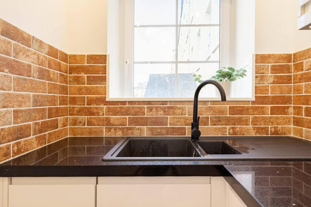 Central, Bright 2 Bed Flat - Pool & Sauna Edimburgo