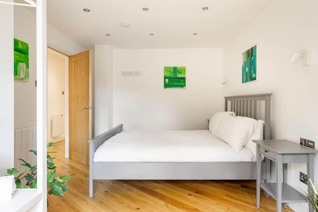Central, Bright 2 Bed Flat - Pool & Sauna Appartement *